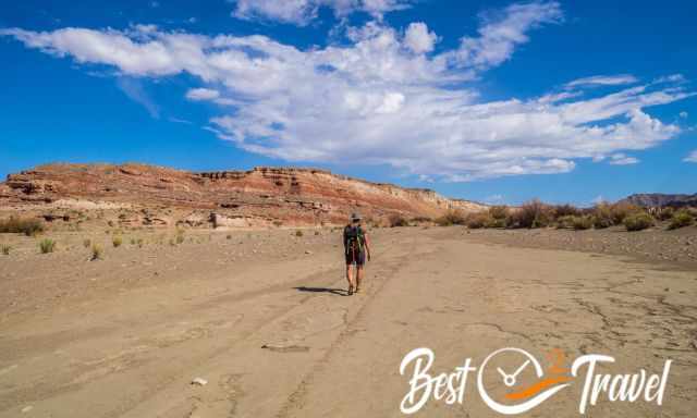 The vast wash which is the track to the Wahweap Hoodoos