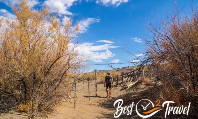 The access the the Wahweap Creek Wash