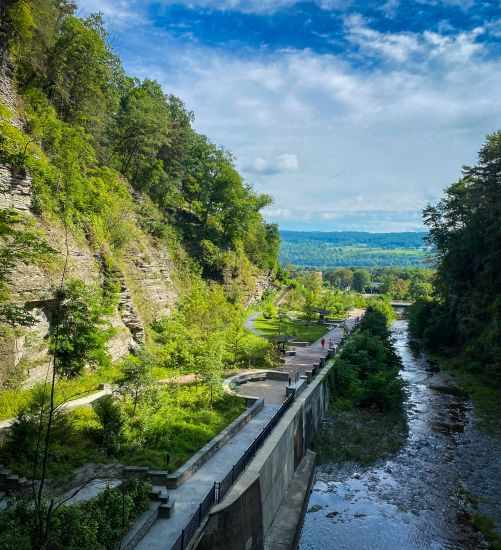 The main entrance path and the beginning of the gorge.