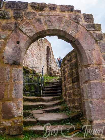 A remaining archway in Wegelnburg