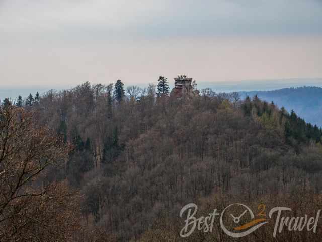 Visitors on top of Hohenbourg ruin