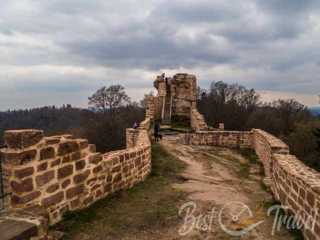 A visitors on a staircase on top of Wegelnburg ruin