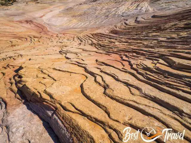 Zoom photo of the different sandstone layers.